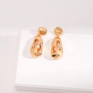 Gliding Grace Sculpted Pearl Earrings