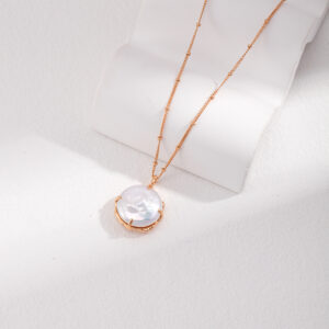 The soft glow of pearls, the warmth of gold – elegance redefined. ✨ Lustre Pearl Necklace & Earrings: versatile, timeless, effortlessly chic.